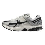 Nike Zoom Vomero 5 - Photon Dust Black - Image 2