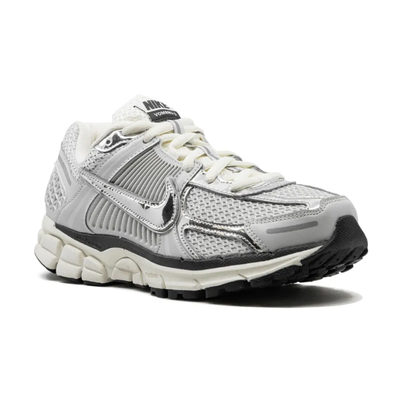 Untitled-design-2025-02-25T001831.613.png Nike Zoom Vomero 5 Chrome - Image 3