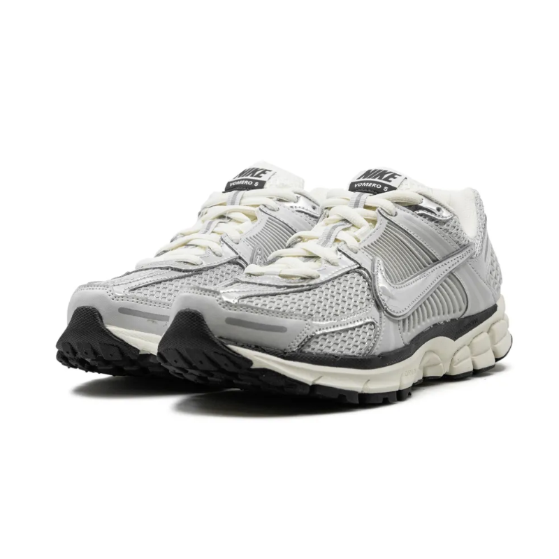 Untitled-design-2025-02-25T001850.098.png Nike Zoom Vomero 5 Chrome - Image 4